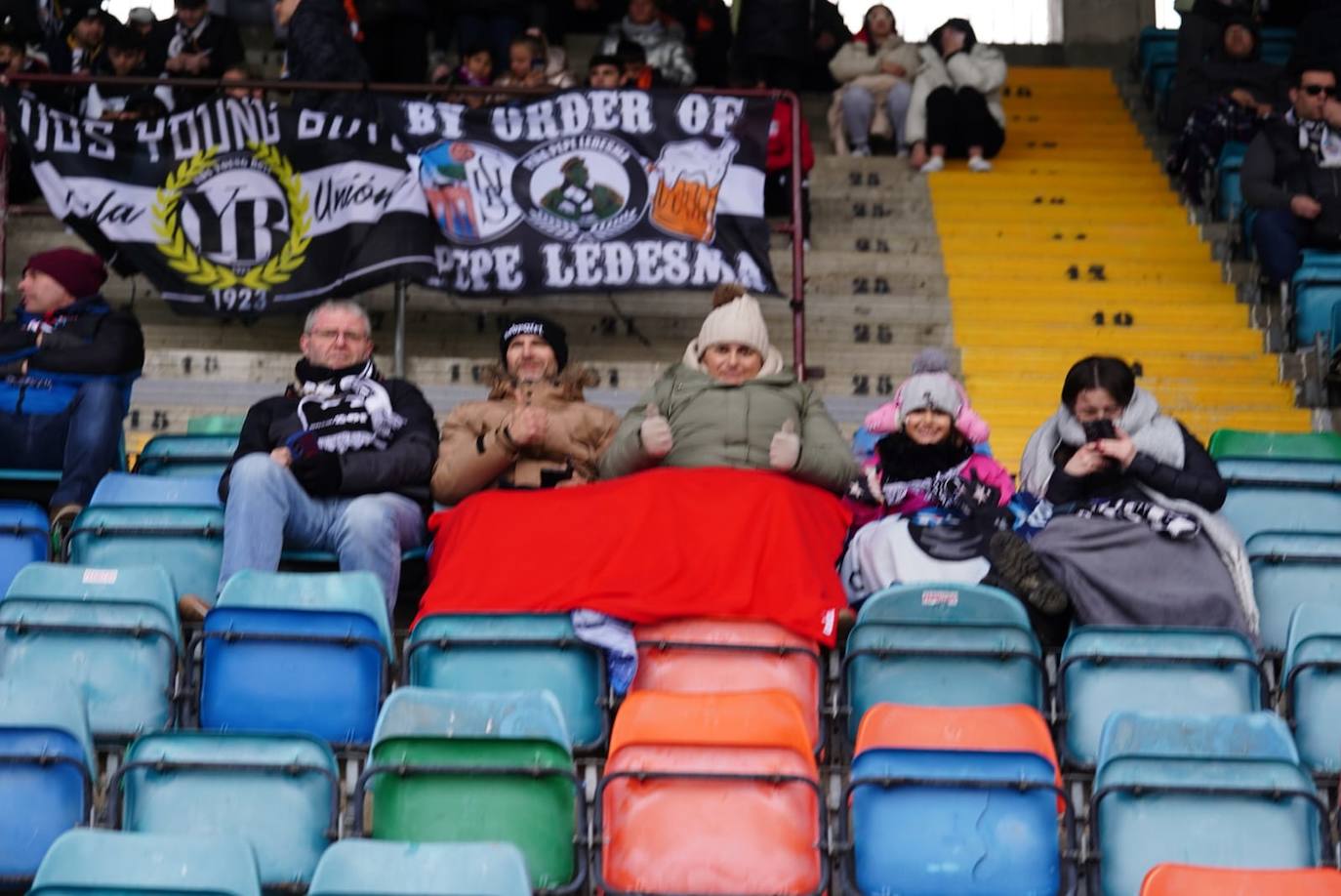 Búscate en la grada del Helmántico en el partido entre el Salamanca UDS y el Bembibre