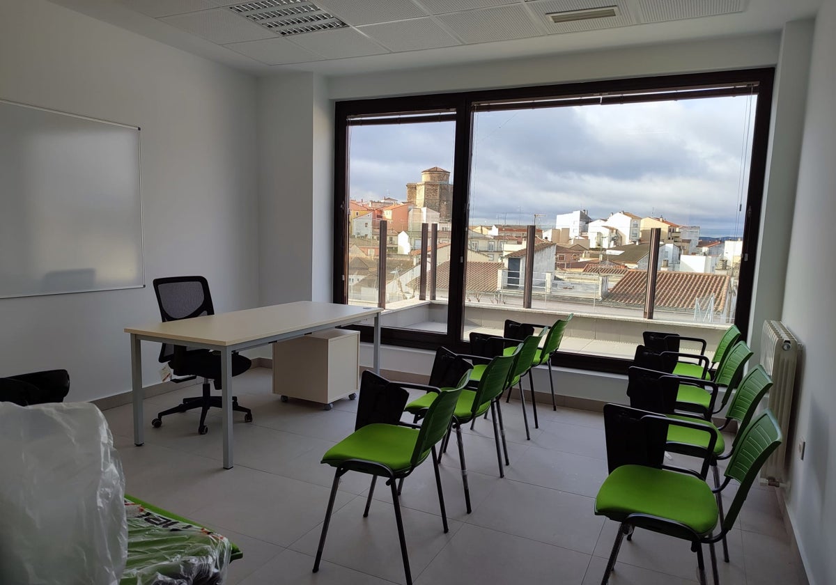 Una de las aulas ya amuebladas del nuevo edificio multiusos de Alba de Tormes, con vistas al Castillo.