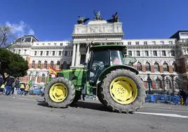 Tractor frente al Ministerio de Agricultura en la protesta de este lunes