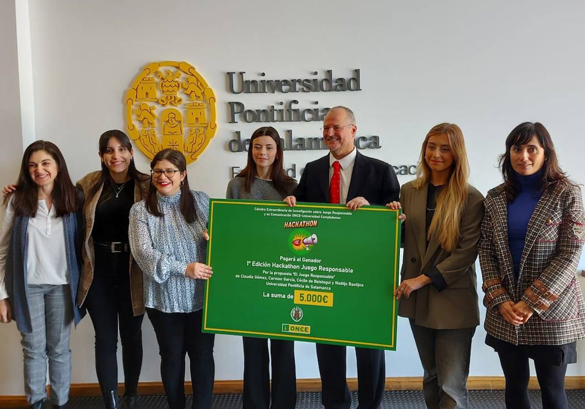 Los alumnos premiados recogiendo la distinción.