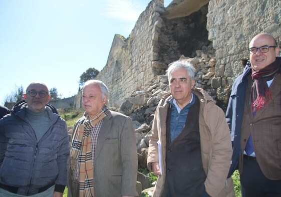 El consejero de Cultura, Gonzalo Santonja, durante la visita al derrumbe de la muralla de Ledesma.