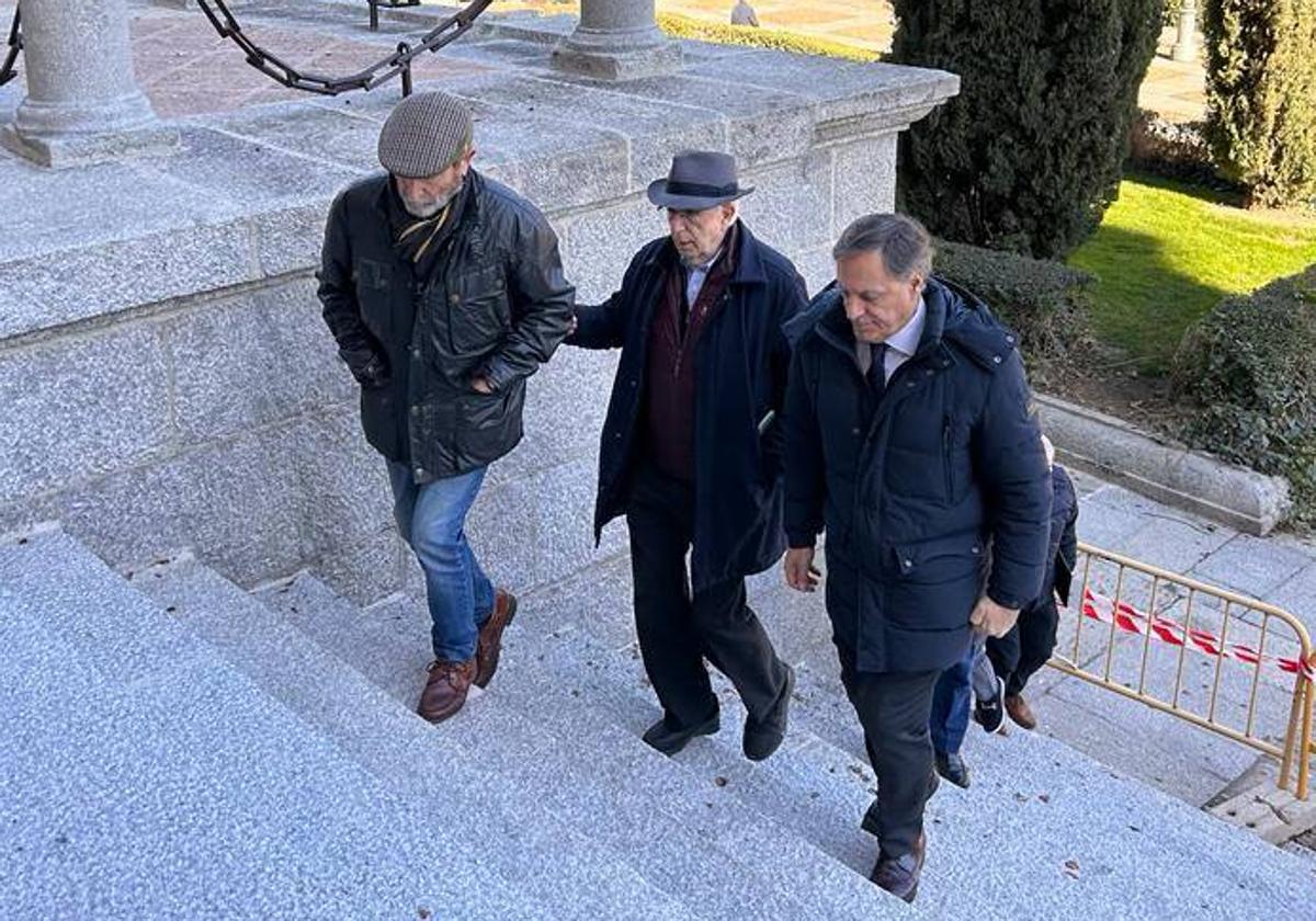 García Carbayo, en su visita al atrio de la Catedral.