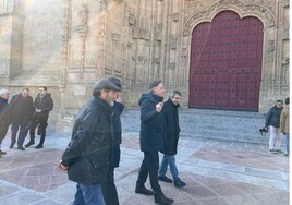 El alcalde de Salamanca, Carlos García Carbayo, en el recién reformado atrio de la Catedral.