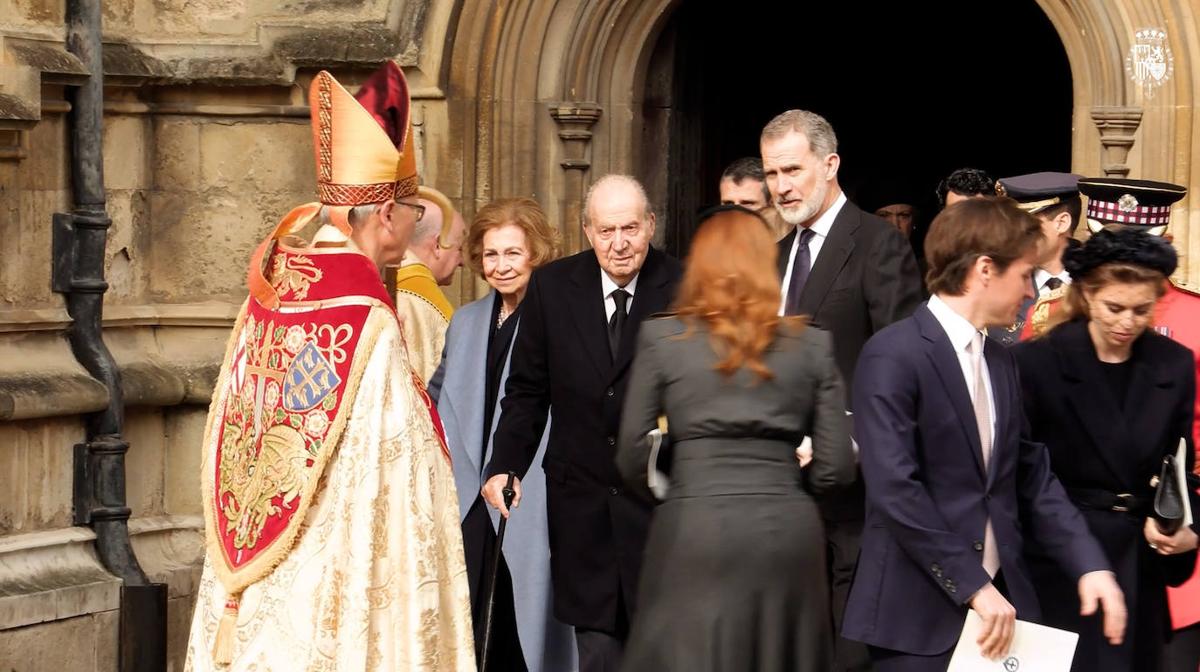 El cariñoso gesto de Felipe VI con su padre tras la misa por el rey Constantino