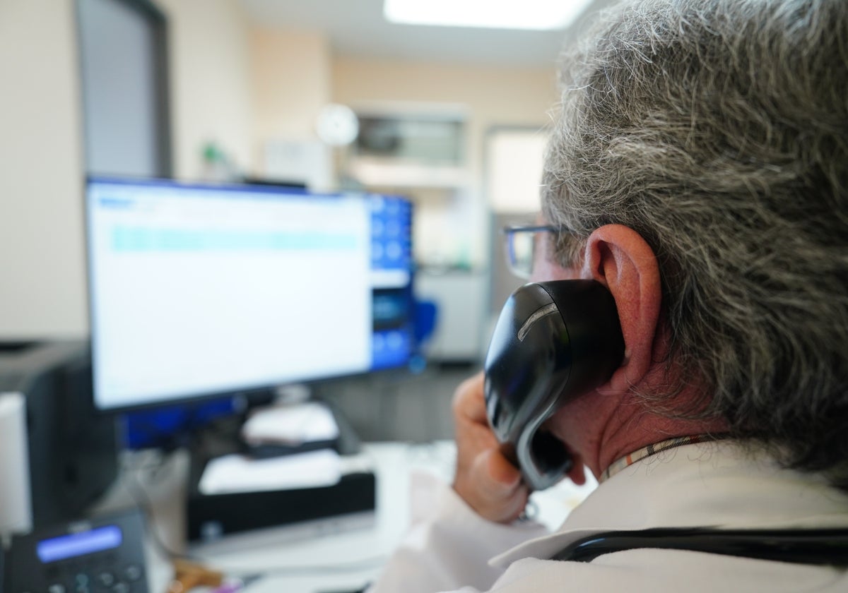 Un médico de familia salmantino atiende a un paciente a través del teléfono.