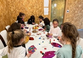 Varios niños disfrutando de un taller en pasadas ediciones.