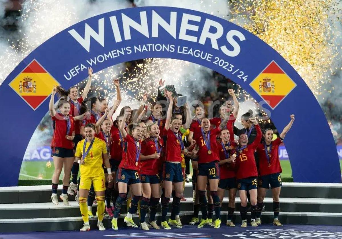 Las jugadoras de España celebran la consecución del título.