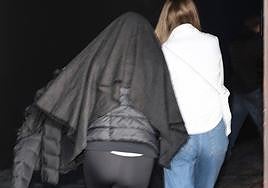 Genoveva Casanova, oculta en una cazadora con una amiga.