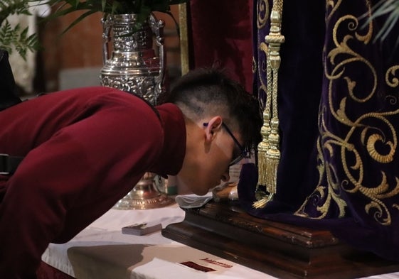 Un joven besa el pie de Jesús Rescatado en la tarde de este jueves.