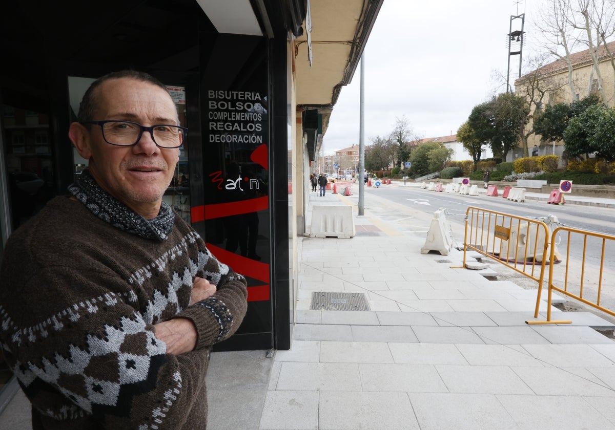 Martín Ayuso, propietario de una perfumería, espera con ansia la finalización de las obras.