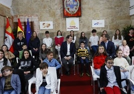 Alfonso Fernández Mañueco y Carlos García Carbayo, en el Maestro Ávila rodeados de alumnos del centro