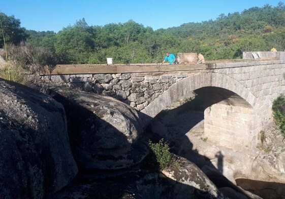 Trabajos de restauración del puente de Rando.