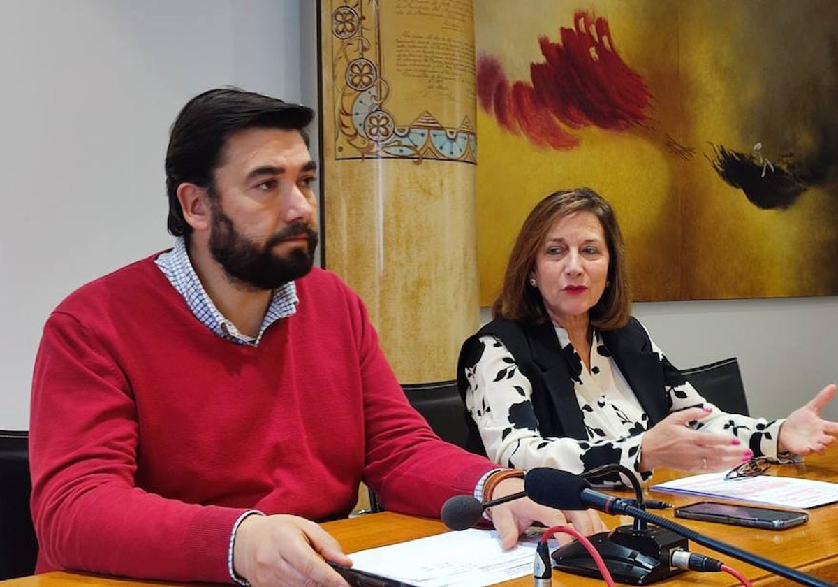 Antonio Poveda y Carmen Ávila dan a conocer el informe anual del punto limpio.