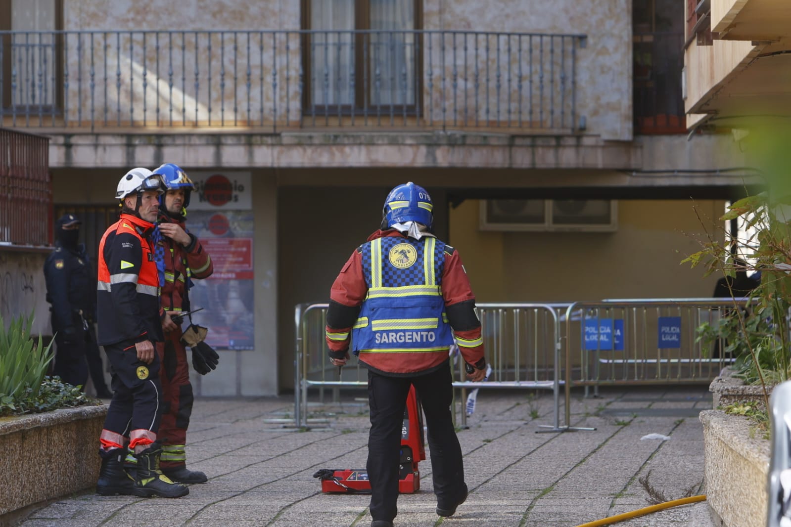 Las espectaculares imágenes del desalojo de los vecinos por el fuego en Maestro Ávila