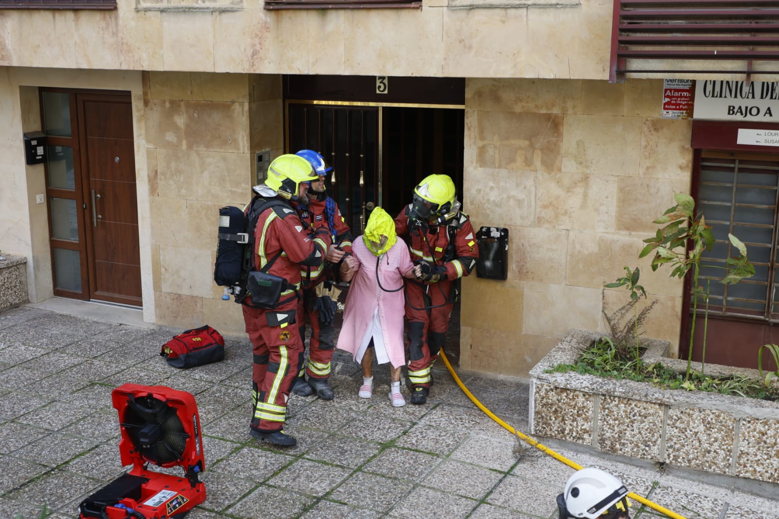 Las espectaculares imágenes del desalojo de los vecinos por el fuego en Maestro Ávila