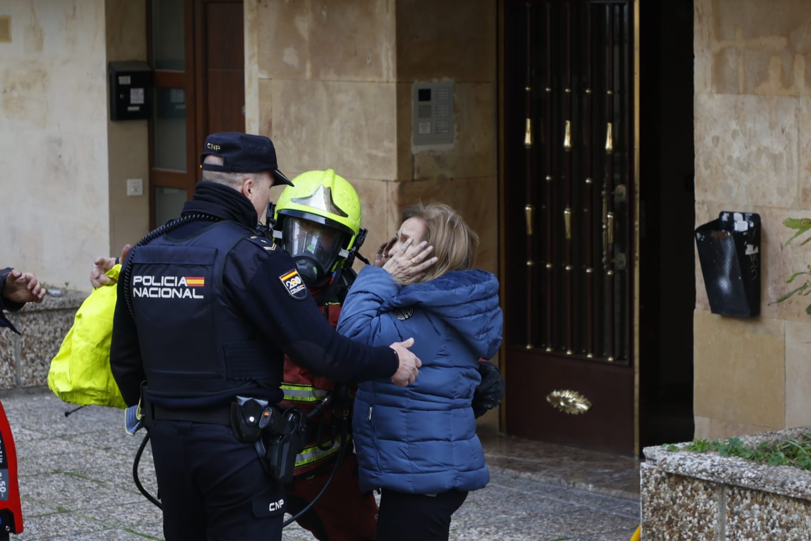 Las espectaculares imágenes del desalojo de los vecinos por el fuego en Maestro Ávila