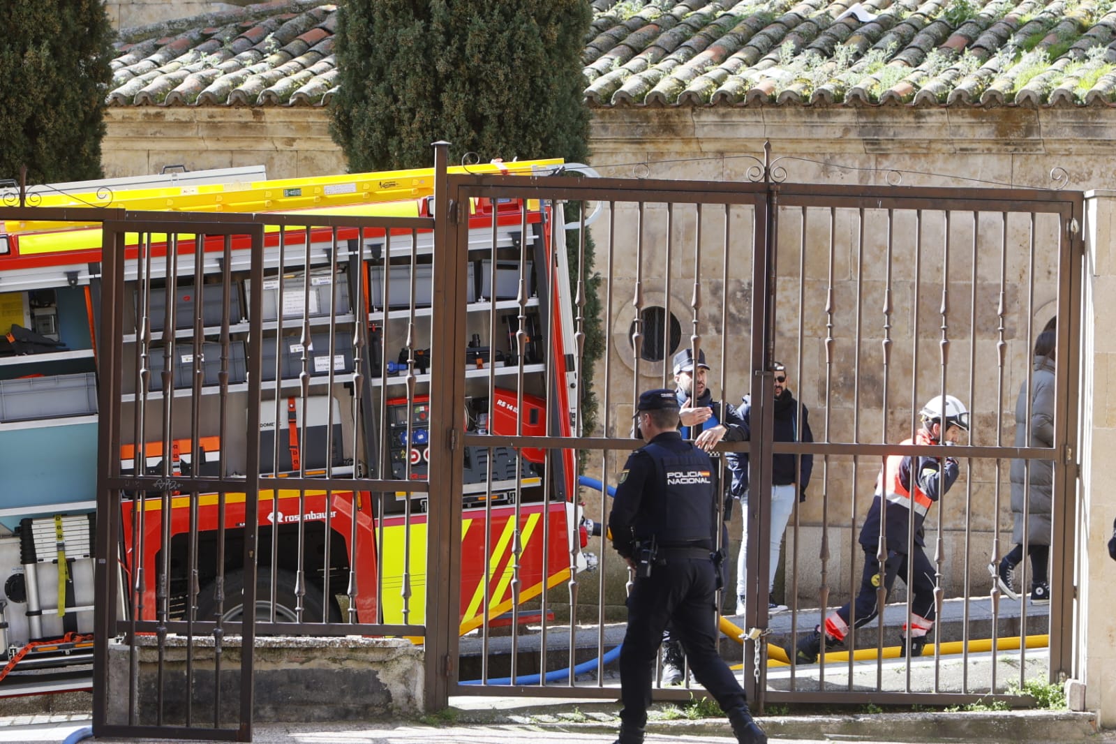 Las espectaculares imágenes del desalojo de los vecinos por el fuego en Maestro Ávila