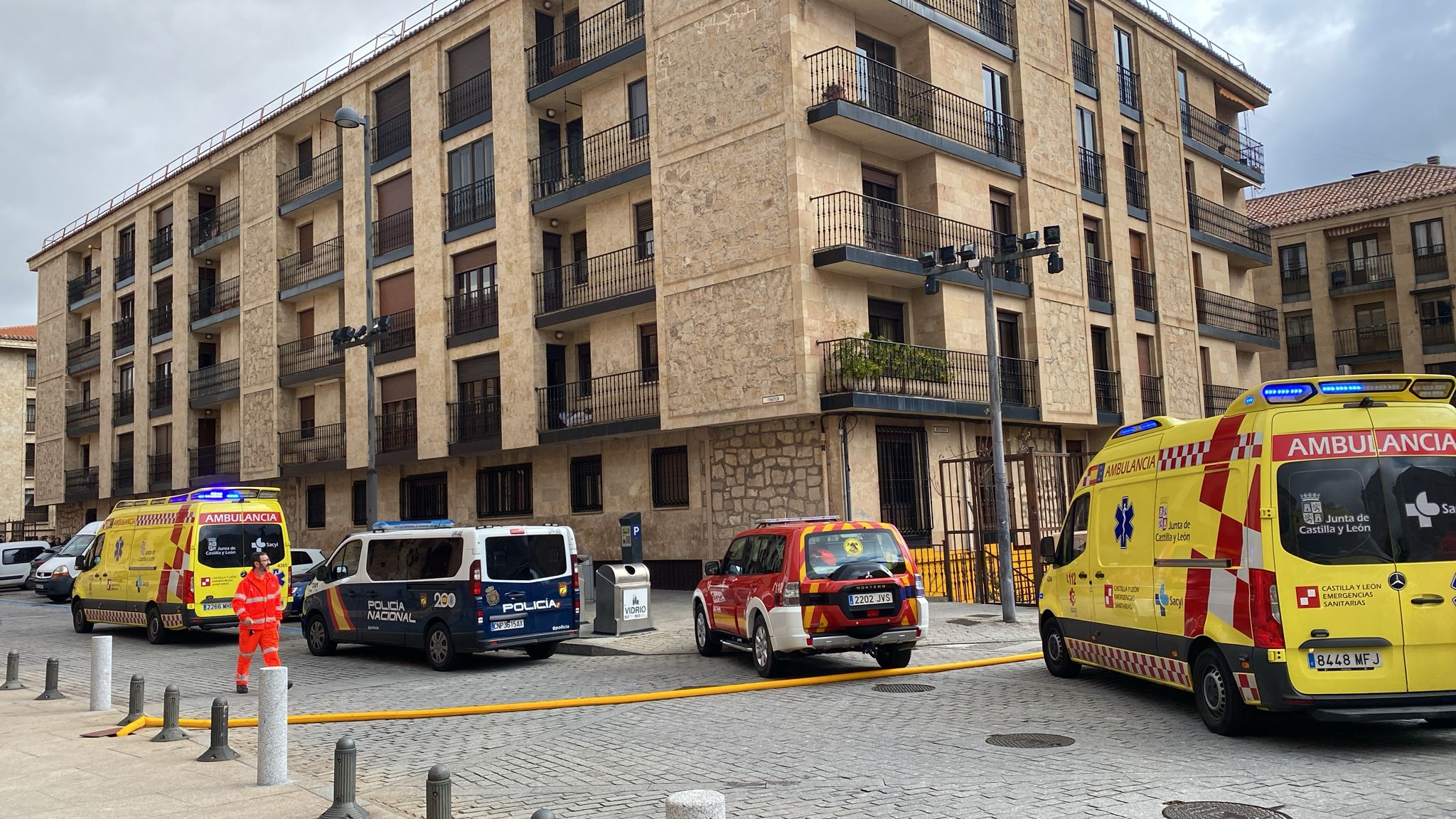 Las espectaculares imágenes del desalojo de los vecinos por el fuego en Maestro Ávila