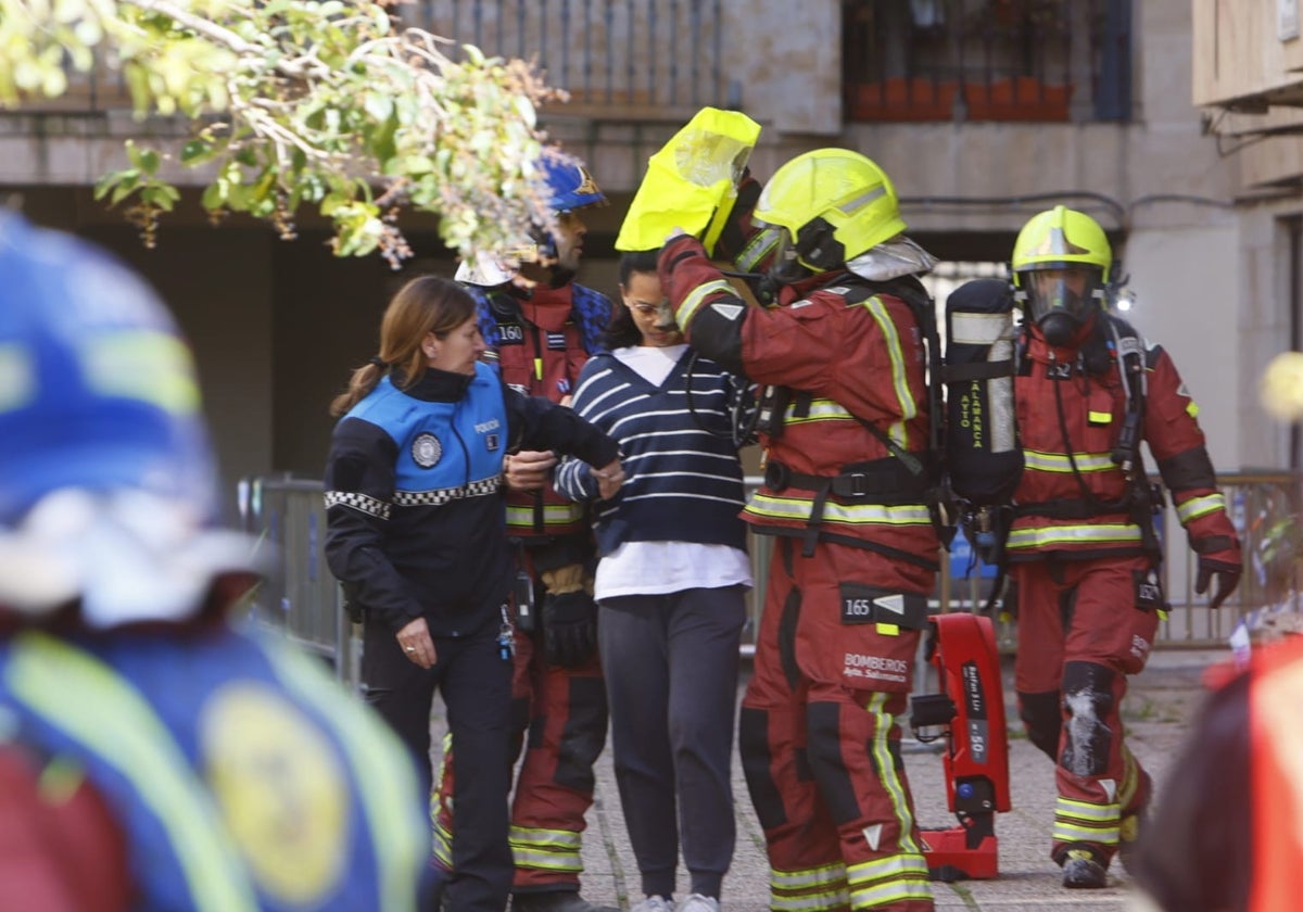 Las espectaculares imágenes del desalojo de los vecinos por el fuego en Maestro Ávila