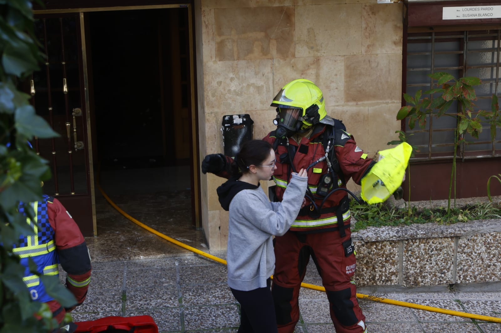 Las espectaculares imágenes del desalojo de los vecinos por el fuego en Maestro Ávila