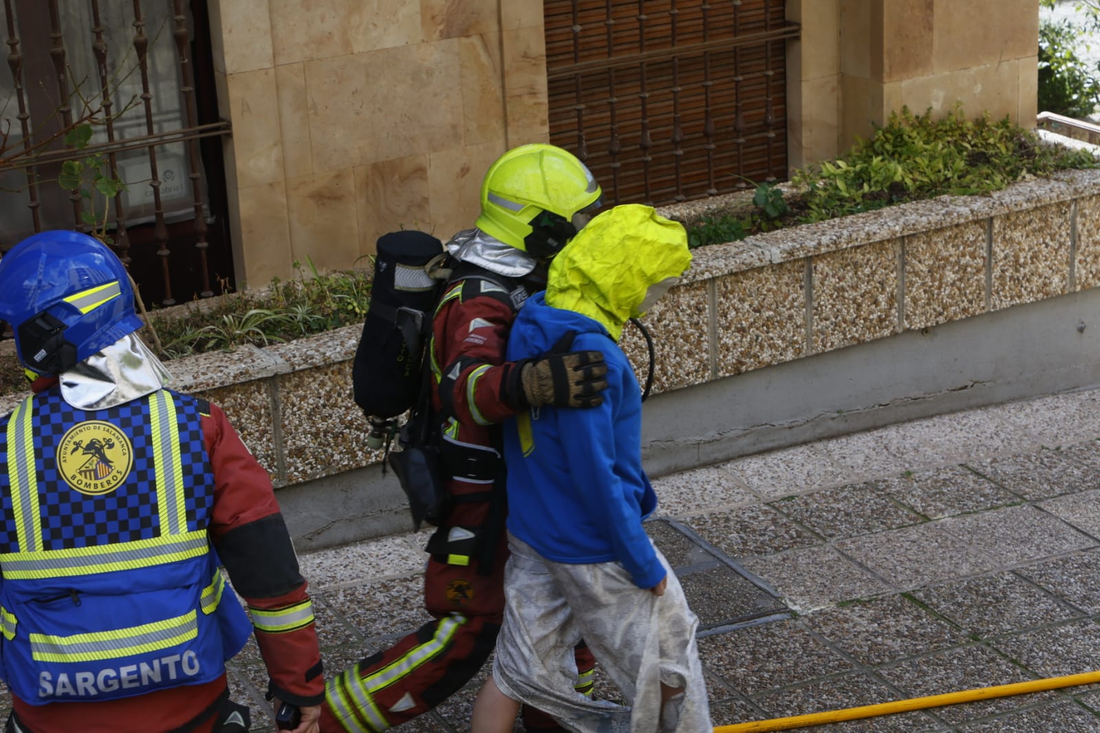 Las espectaculares imágenes del desalojo de los vecinos por el fuego en Maestro Ávila