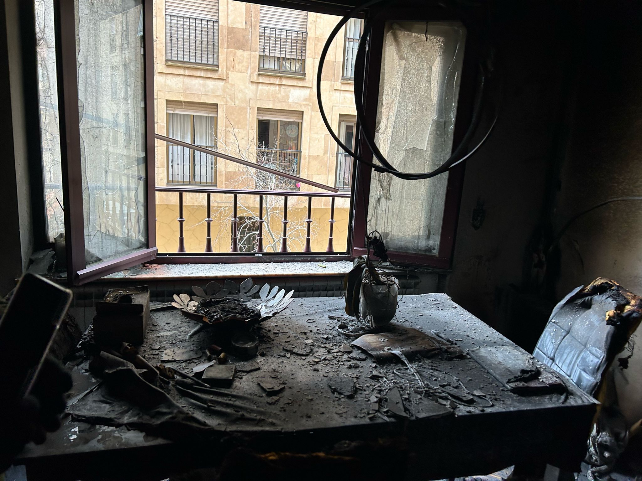 Un desastre: así ha quedado el piso incendiado en la calle Maestro Ávila