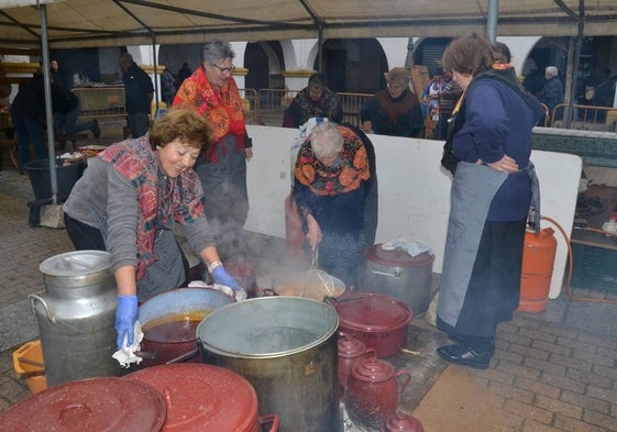 El grupo de mujeres comienza la preparación de la sopa