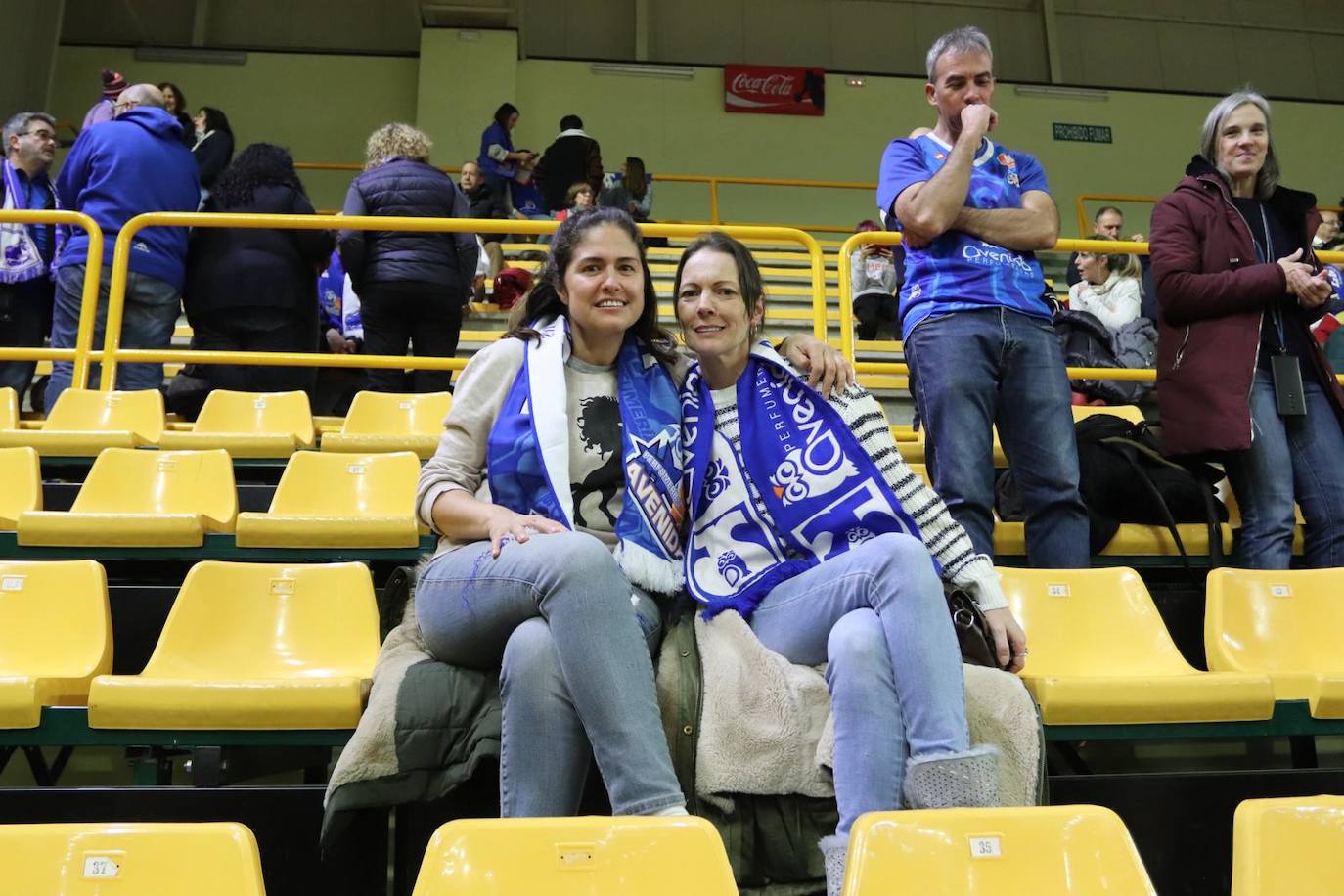 Búscate en la grada del Würzburg en el partido entre el Perfumerías Avenida y el Jairis