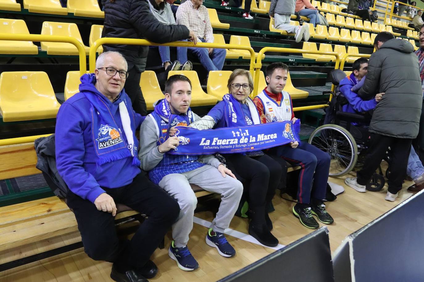 Búscate en la grada del Würzburg en el partido entre el Perfumerías Avenida y el Jairis