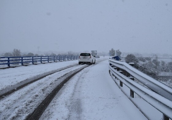 Autovía A-66, entre Mozárbez y Martinamor, cubierta por la de nieve.