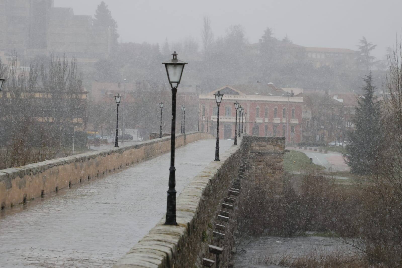 Llega la nieve a una Salamanca en alerta por fuertes vientos