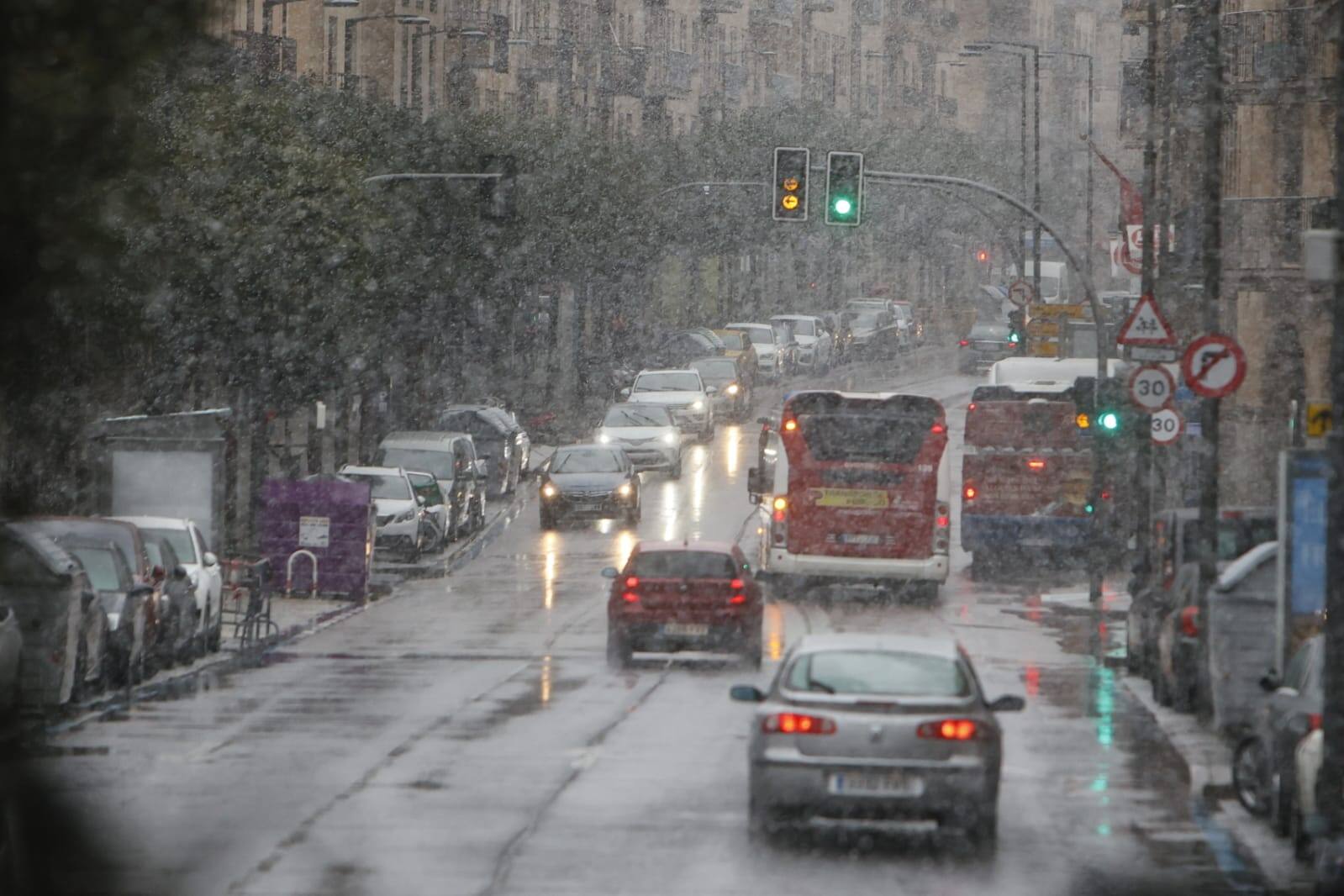 Llega la nieve a una Salamanca en alerta por fuertes vientos