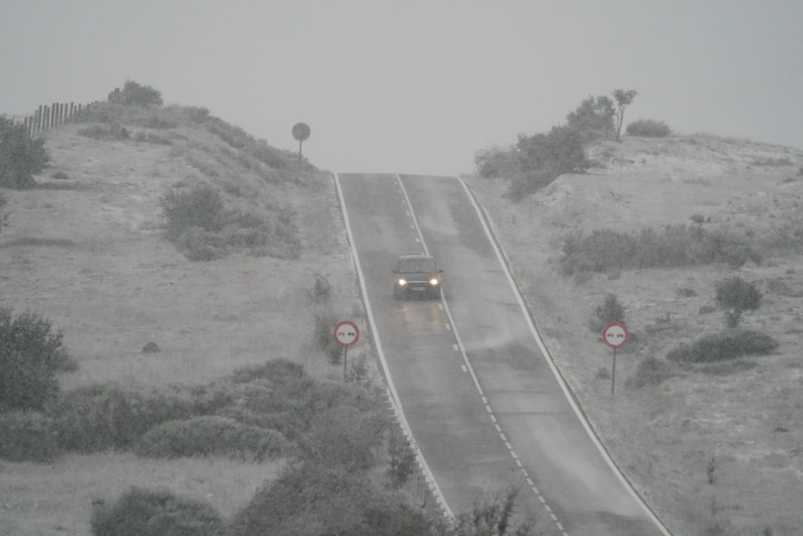 Llega la nieve a una Salamanca en alerta por fuertes vientos