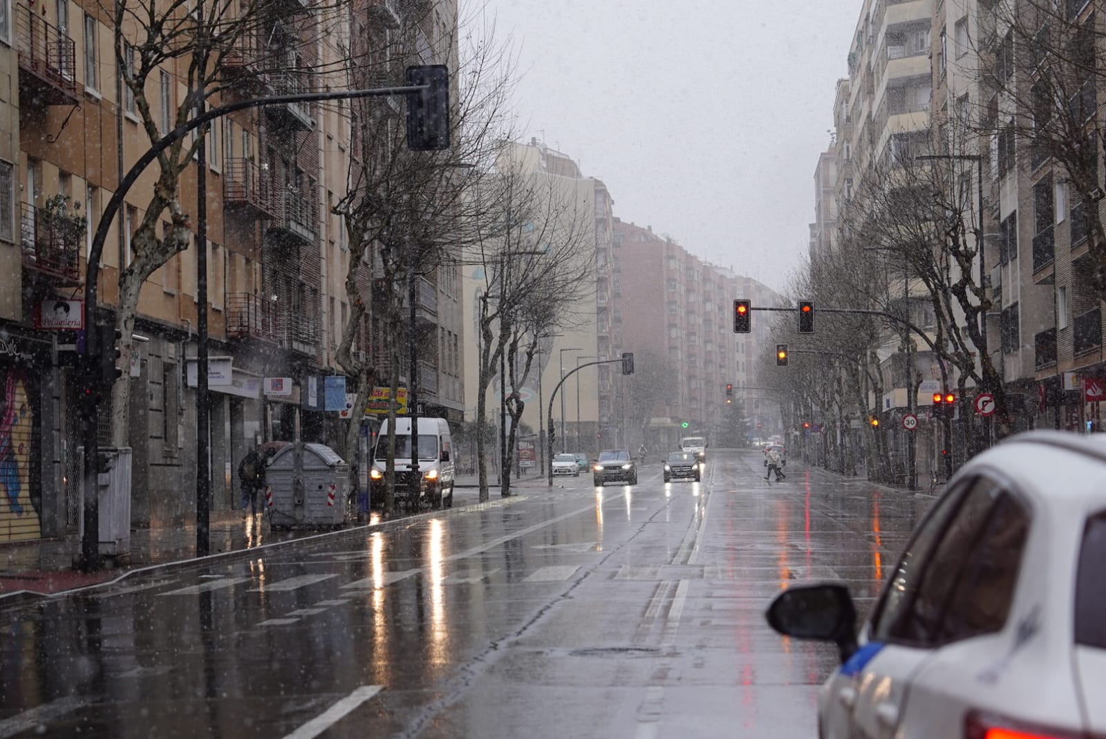 Llega la nieve a una Salamanca en alerta por fuertes vientos