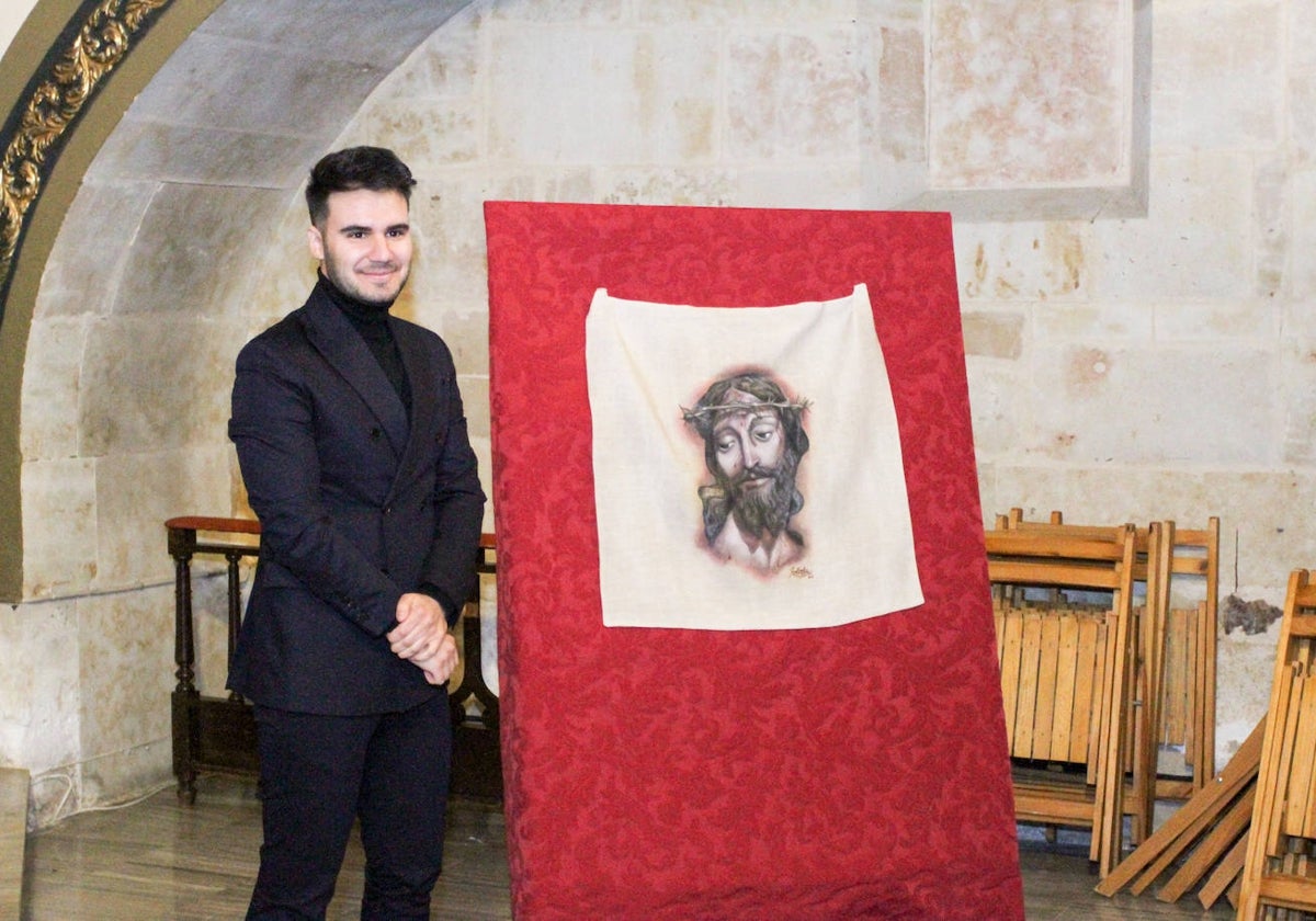 José Ángel Nava junto a la imagen de Cristo que irá en el paso de 'La Caída'.