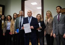 El portavoz del PP en el Congreso, Miguel Tellado (c), junto a otros miembros del partido