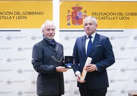 Carmelo Pérez Álvarez recoge la Encomienda de manos de Nicanor Sen.