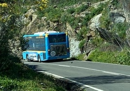 Imagen del autobús parado en plena carretera de Ciudad Rodrigo cerca del cruce con el acceso a la vecina localidad de Navalmoral de Béjar.