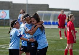 El Atlético Femenino Ciudad de Salamanca, de la categoría Tercera Alevín grupo 3, celebra un tanto.