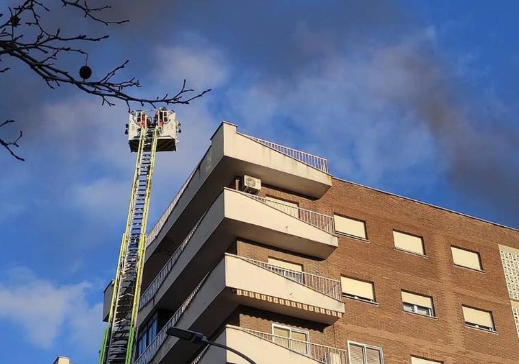 Columna de humo en la avenida de los Comuneros