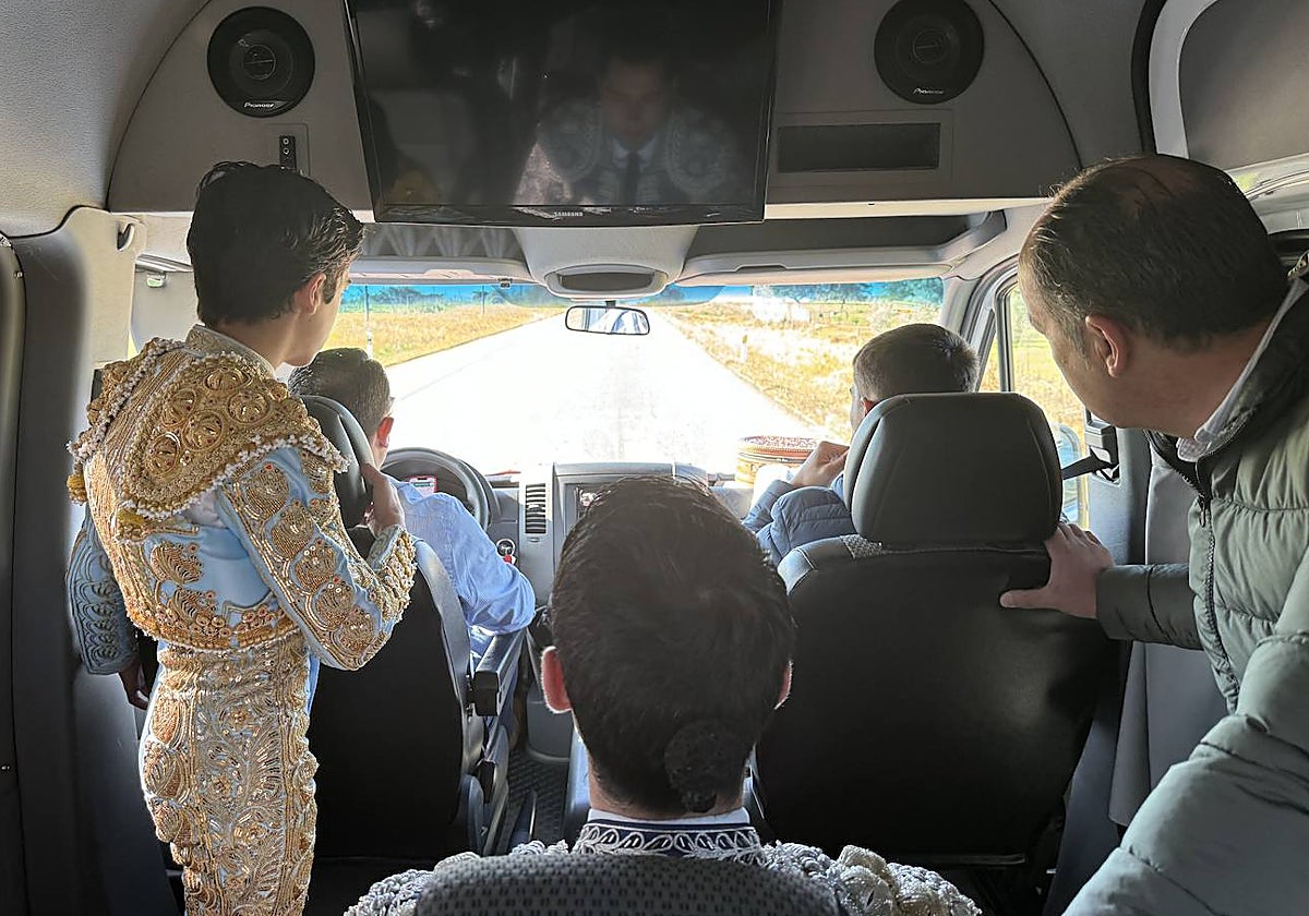 Marco Pérez, en la furgoneta de cuadrillas, de camino a Olivenza.