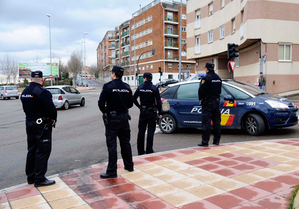 Policía Nacional en otra intervención en el barrio de Pizarrales.