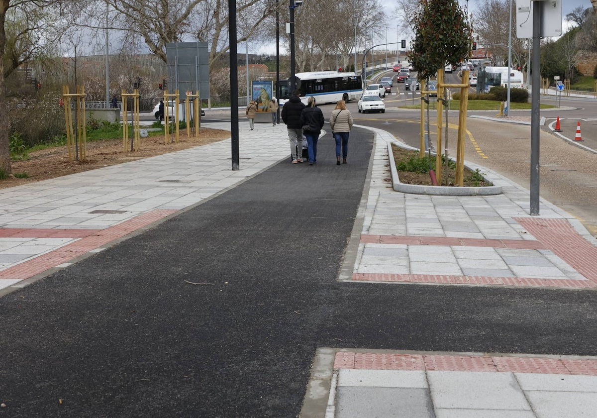 Estado actual del carril bici en el paseo de San Gregorio junto a la glorieta de los Milagros y el paseo de San Vicente.