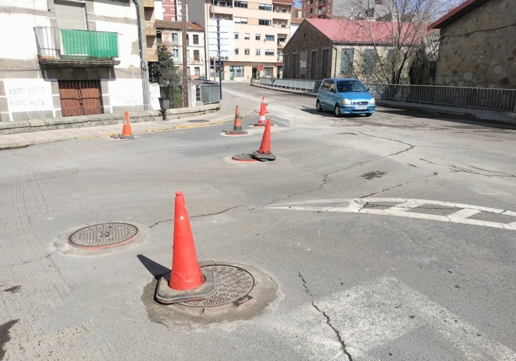 Imagen principal - Imágenes de los trabajos iniciados en el entorno del puente viejo.