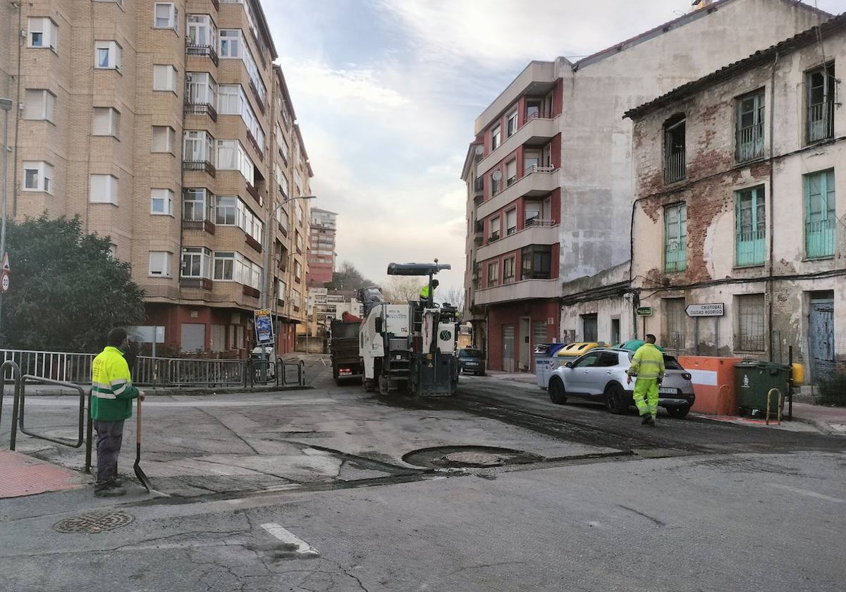 Imagen de los trabajos de fresado en el entorno del puente viejo.