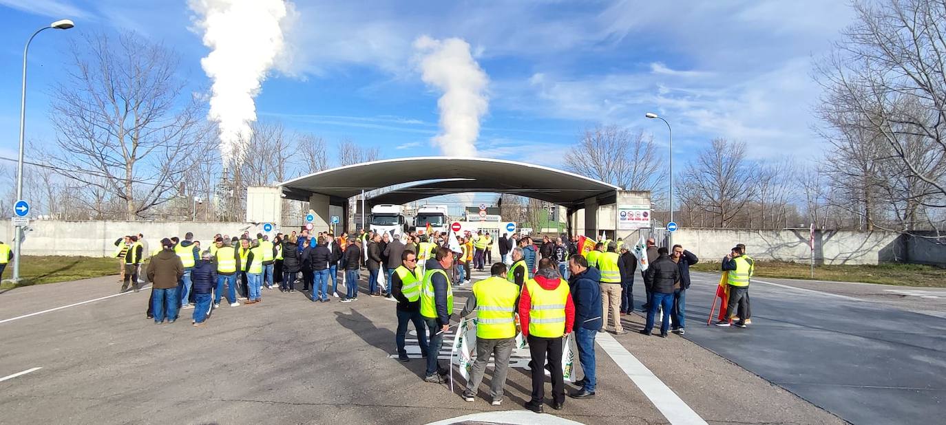 La protesta de los agricultores en Babilafuente, en imágenes