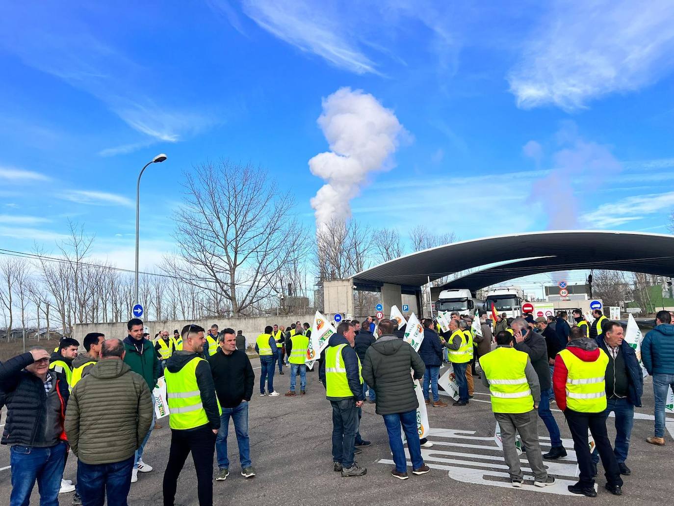 La protesta de los agricultores en Babilafuente, en imágenes