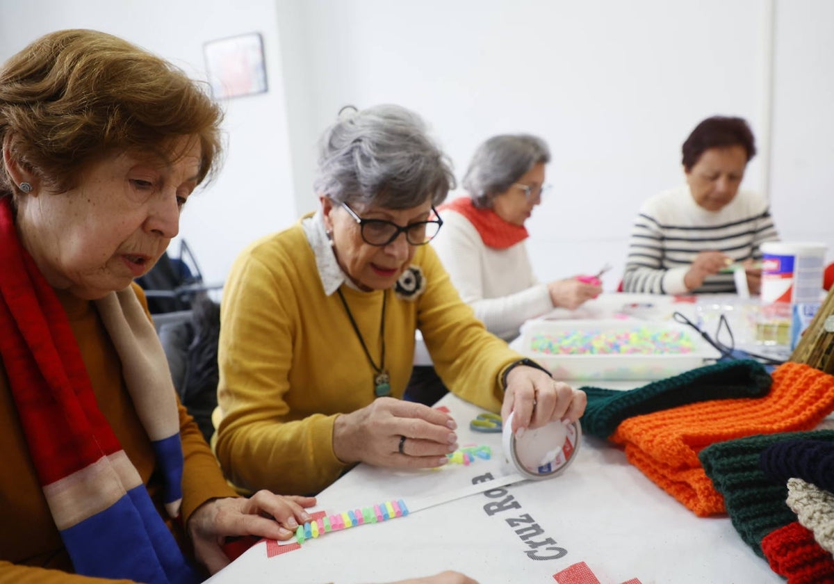 Mujeres mayores participan en un taller de Cruz Roja.