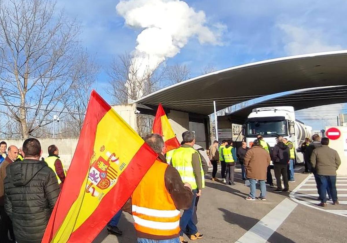 Unos 200 agricultores impiden la salida de camiones en la planta de bioetanol de Babilafuente