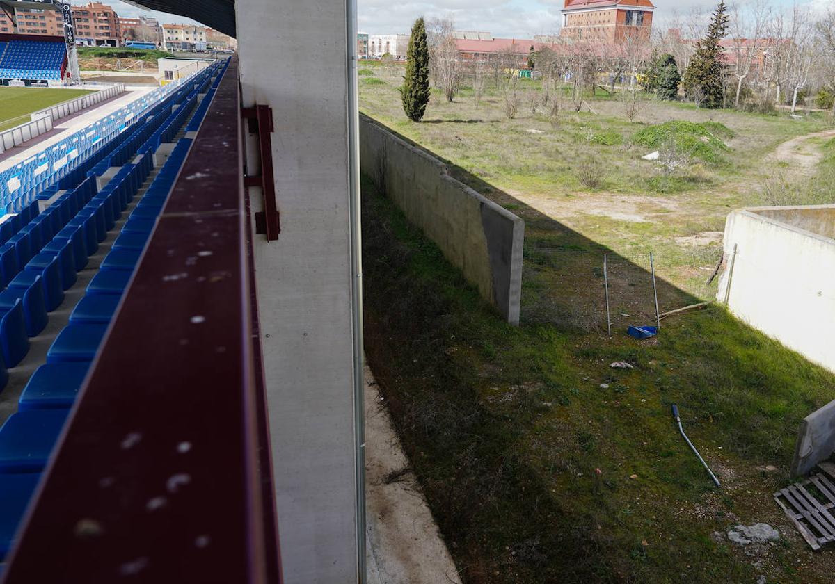 Vista de la grada Norte del Reina Sofía y su trasera, espacio que dentro de los planes de nuevas actuaciones se pretende urbanizar.